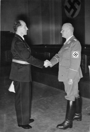 오토 티라크(오른쪽)와 판사 롤란트 프라이슬러 1942년 8월 말