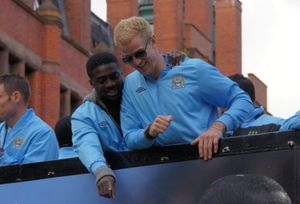 콜로 투레와 함께 있는 조 하트