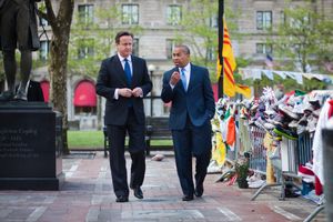 영국 총리 데이비드 캐머런 (왼쪽)이 5월 14일 코플리 광장에서 매사추세츠 주지사 데벌 패트릭과 함께 조의를 표하고 있다