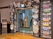 2016년 공연장 입구의 모습. 오른쪽에는 출연자 팀 목록이 표시되어 있다.