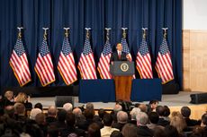 버락 오바마 대통령이 2011년 3월 28일 국립 국방 대학교에서 리비아 군사 개입에 대해 연설하고 있다.