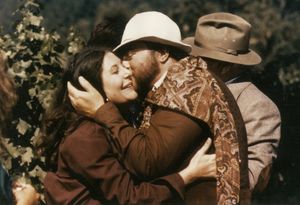 파바로티가 영화 예스, 조르지오 촬영장에서 카렌 콘다지안을 껴안고 있다.