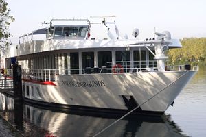 아비뇽 부두에 있는 유람선