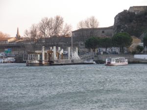 선착장을 떠나는 수상 택시