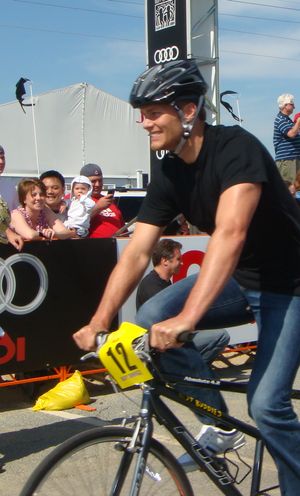 브래디가 미소 지으며 자전거를 타고 있다