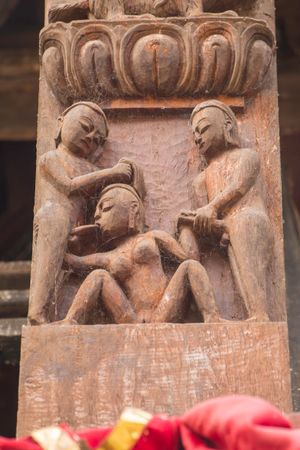 두 남성에게 구강성교를 하는 여성을 묘사한 17세기 조각상. 키르티푸르의 우마 마헤슈워르 사원 벽에서 가져옴.