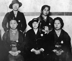 앞줄 왼쪽부터 하세가와 하츠네, 히라츠카 라이초, 가와 하루. 뒷줄 왼쪽부터 이치카와 후사에, 오쿠 무메오. 1920년 3월 촬영.