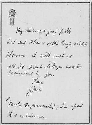 존 F. 케네디 '35가 학교 편지지로 집에 편지를 써서 "공부가 꽤 어렵다"고 말하고, 룸메이트이자 평생의 가장 친한 친구인 르모인 빌링스 '35를 언급하고 있다.