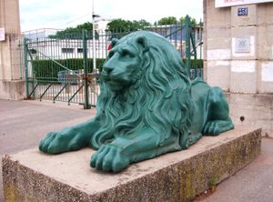 스타드 드 제를랑 입구를 지키는 두 마리의 사자 중 하나.