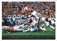 RB 크레이그 제임스가 1985년 AFC 챔피언십 게임에서 돌핀스 수비를 뚫고 공을 들고 질주하고 있다.