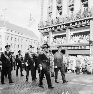 올라프 5세와 하랄 5세가 선두에 서고, 그 뒤로 (왼쪽부터) 구스타프 6세 아돌프와 프레데리크 9세가 따르는 하콘 7세의 장례 행렬.