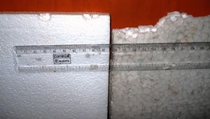 발포 폴리스타이렌(EPS) 비드로 만들어진 열가소성 블록.