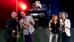 2018년 매디슨 스퀘어 가든에서 제니 루이스와 함께 공연하는 벡