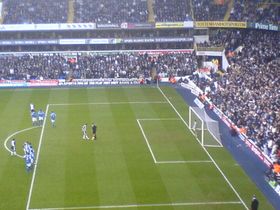 2005년 12월 화이트 하트 레인에서 버밍엄 시티를 상대로 페널티킥을 차는 킨