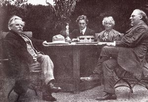 그레인저 (중앙), 에드바르드 그리그 (사진 왼쪽), 니나 그리그 및 율리우스 뢰트겐, 1907년 7월 "트로들하우겐"에서