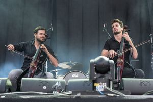 두 남자가 무대에서 첼로를 연주하고 있다.