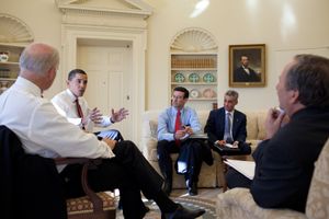 버락 오바마 대통령(왼쪽)이 백악관에서 래리 서머스(카메라를 등진 오른쪽 끝)를 포함한 그룹과 이야기를 나누고 있다.