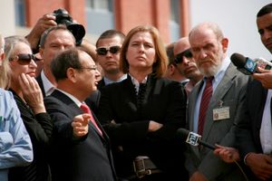 카디마 당원들과 함께 아슈켈론의 의료 센터를 방문한 리브니