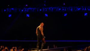 2014년 4월 레슬매니아 30에서 언더테이커가 연승 기록이 깨진 후 링에서 걸어 나가고 있다.