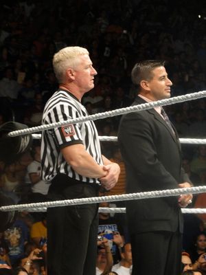 로버츠와 심판 스콧 암스트롱