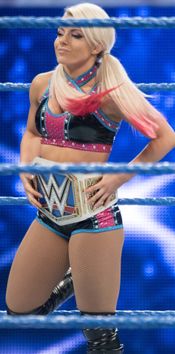 블리스는 두 번의 스맥다운 위민스 챔피언십을 차지했으며, 이는 세 번의 RAW 위민스 챔피언십 통치와 함께 WWE에서 총 5번의 여성 월드 챔피언십을 차지했음을 의미한다.