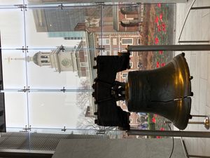 독립 기념관과 그 첨탑에 있는 센테니얼 벨이 보이는 자유의 종 센터 내부