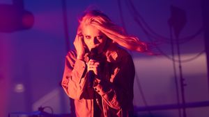 2022년 퀸 엘리자베스 홀 로비에서 공연하는 페레이라