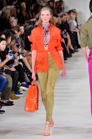 랄프 로렌 2015년 봄/여름 컬렉션을 위해 걷는 로슬랴코바