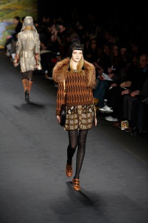 안나 수이 2010 가을/겨울 컬렉션을 위해 걷는 블라다 로슬랴코바
