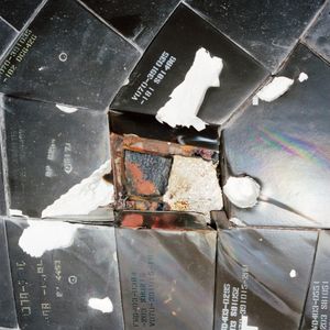 STS-27 임무 후 발견된 애틀랜티스 우측 날개 하부의 녹은 알루미늄 도금. 심각한 내열 타일 손상을 보여준다.