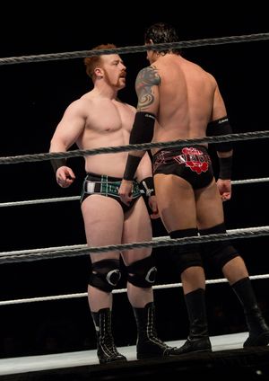 배럿 (오른쪽)과 셰이머스가 대면하고 있다.