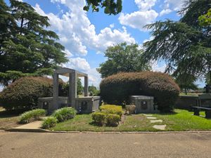 영의 묘지와 인근의 물라 묘지