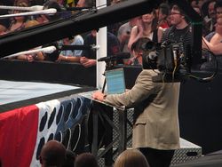 콜이 익명의 단장의 이메일을 읽고 있다.