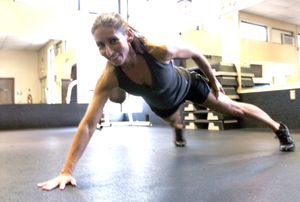 미국 육군 군인이 팔을 쭉 뻗은 자세로 한 팔 팔굽혀펴기를 시연하고 있다.