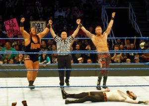 초대 챔피언 라이노 (왼쪽)와 히스 슬레이터 (오른쪽)