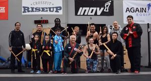 테리 림(Terry Lim)이 멜버른 오스트레일리아에 있는 벤 푼(Ben Poon)의 Riseup 크로스핏 센터에서 진행한 칼리 스틱 세미나 그룹