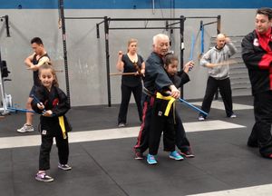 호주 멜버른 테리 림이 벤 푼의 Riseup 크로스핏 센터에서 진행한 세미나 중 칼리 스틱 드릴