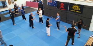 호주 멜버른의 마르코스 도르타의 에센셜 디펜스 아카데미에서 테리 림이 주최한 아르니스 세미나에서 시나왈리 활동을 연습하고 있는 모습