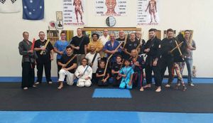 마르코스 도르타의 호주 멜버른 소재 에센셜 디펜스 아카데미 오브 콤뱃 주짓수에서 테리 림의 칼리 스틱 세미나