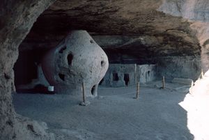 멕시코 치와와주에 있는 유적인 쿠에바 데 라 오야. 엘파소 고고학 박물관에는 이 유적의 디오라마가 전시되어 있다.