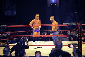 셰이크 압둘 바시르와의 경기에서 포즈를 취하는 소프