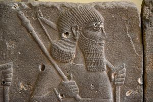 앗시리아 군인이 철퇴와 활을 들고 있는 모습. 시리아 하다투의 티글라트-필레세르 3세 궁전의 현무암 부조 세부. 기원전 744–727년. 이스탄불 고대 오리엔트 박물관