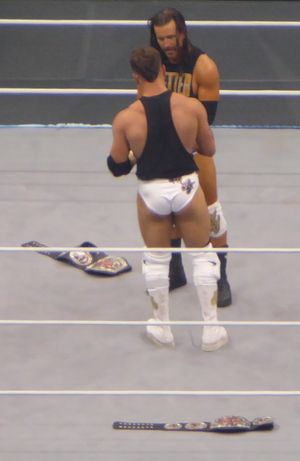 아담 콜(뒤)과 MJF(앞)은 2023년 8월 올 인에서.