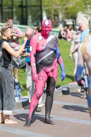 2016년 암스테르담에서 남성 누드 모델의 바디 페인팅