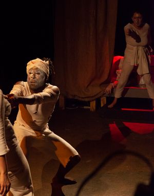 2019년 에스킬로스의 오레스테이아에서 얼굴에 페인팅을 한 마커스 스튜어트가 라이언 카스탈리아가 Stairwell Theater를 위해 각색한 연극을 공연하고 있다.