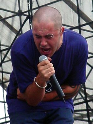 2001년 8월 4일 롤링 록 타운 페어에서 공연하는 루이스