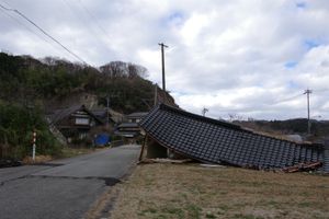 지진으로 지붕을 받치던 기둥이 쓰러져 주택 지붕이 무너진 모습 (이시카와현 스즈시)
