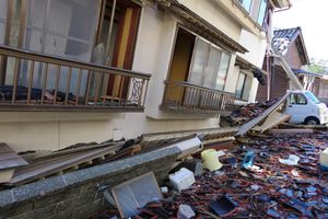 지진으로 1층이 완전히 주저앉아 깔린 주택의 모습 (이시카와현 와지마시)