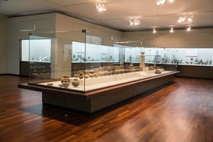 연세대학교 박물관 내부, 1803점의 기증품 중 가야와 신라토기 577점이 전시됨