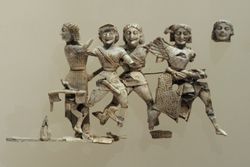 하르피아이와 남성 조각상, 상아 부조, 기원전 570년, 델포이 고고학 박물관, 060079. 아르고나우트일 가능성이 높음